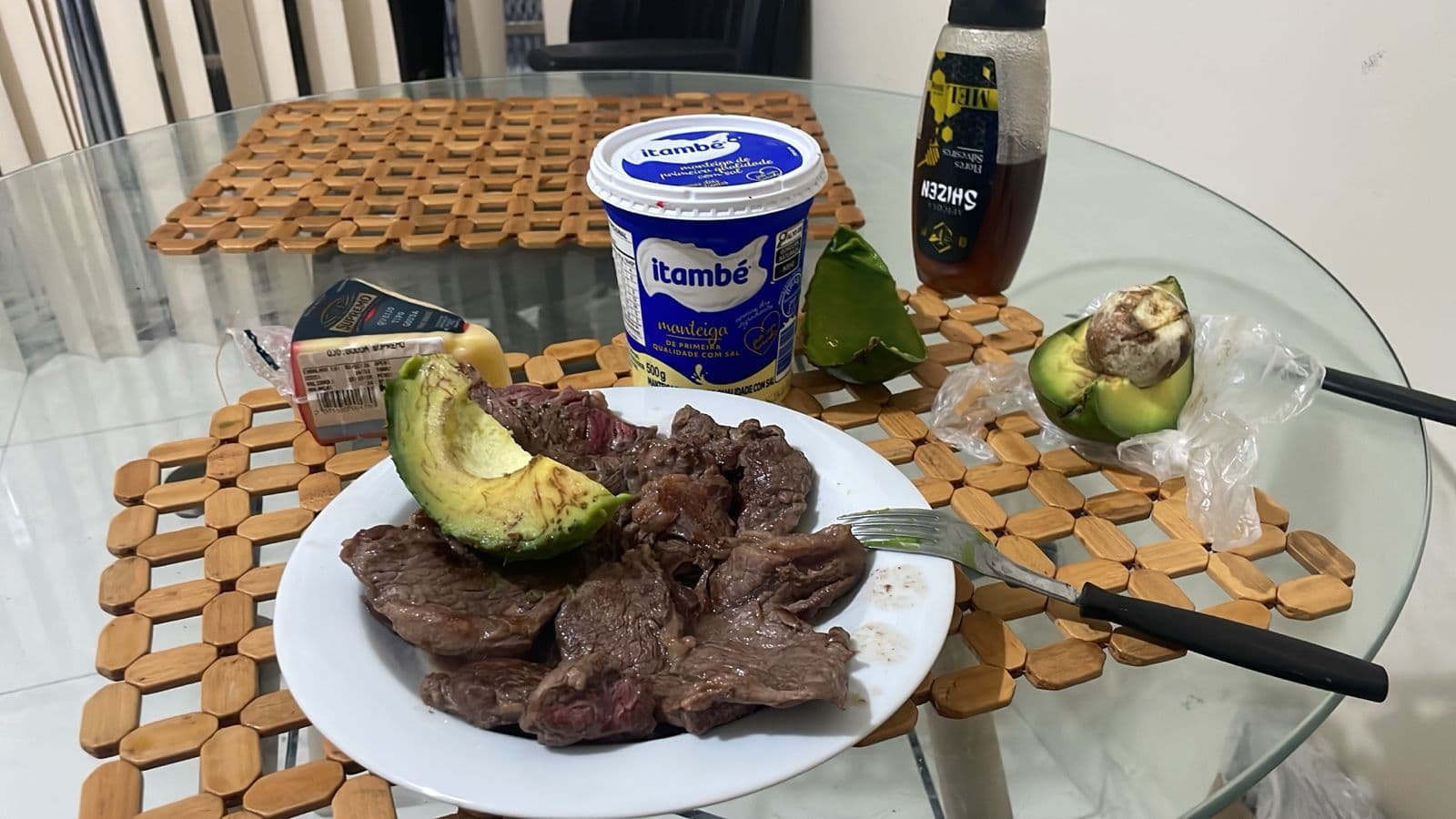 Prato real de membro da Selva: carne, abacate e acompanhamentos