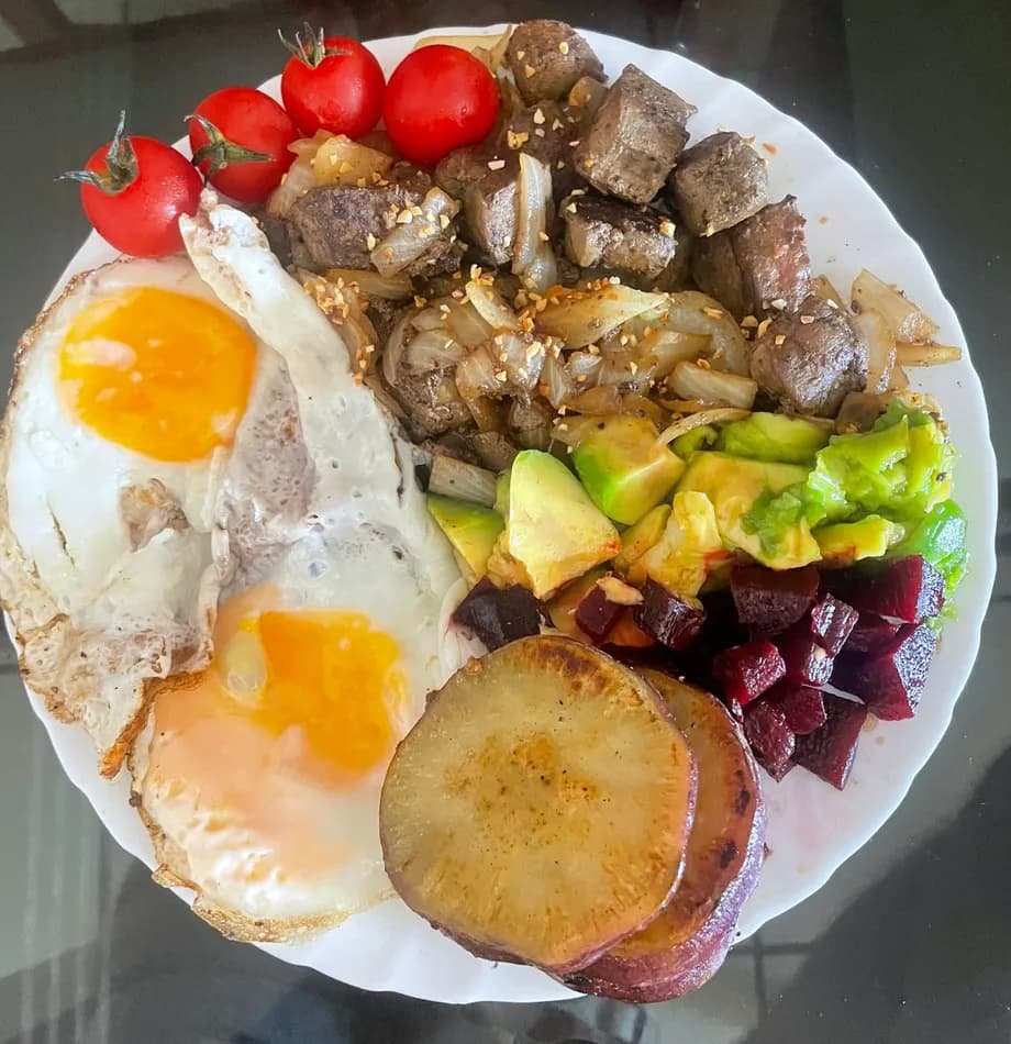 Prato real de membro da Selva: ovos, carne, legumes e frutas