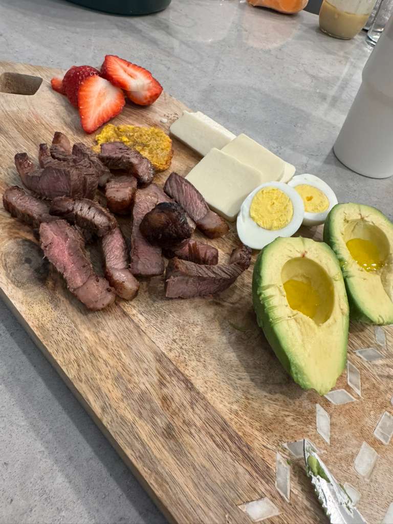 Prato real de membro da Selva: carnes grelhadas com abacate e frutas