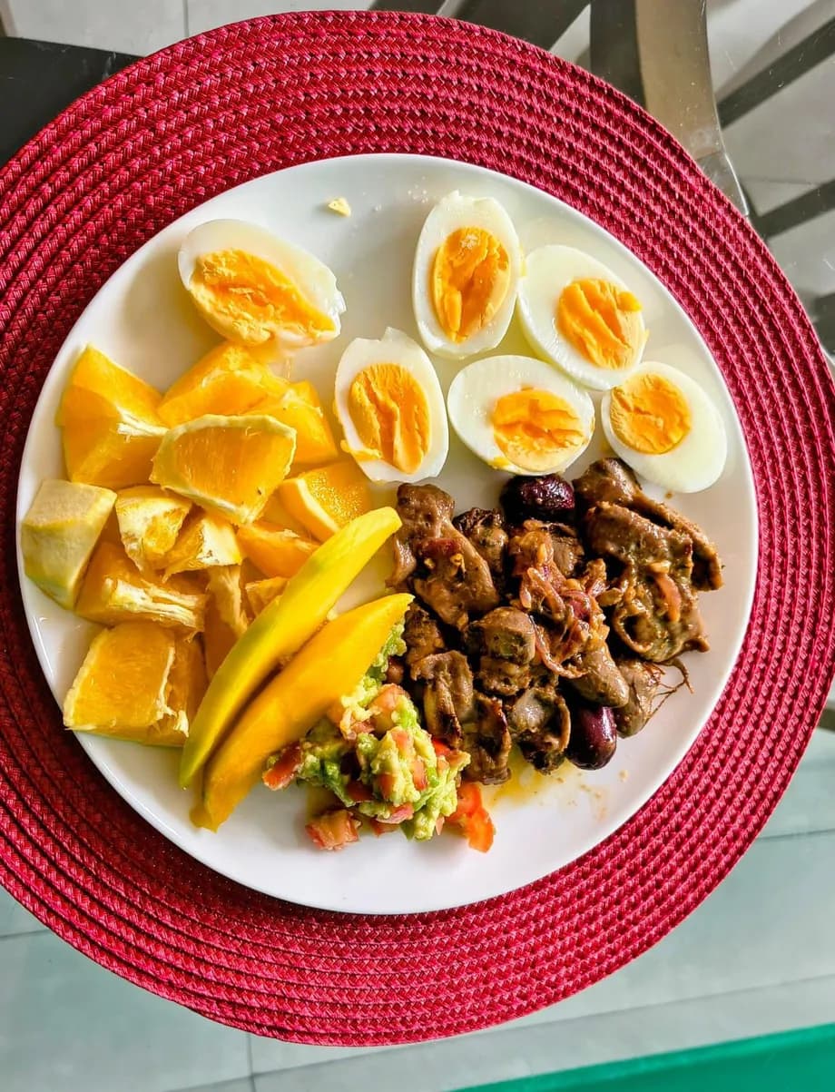 Prato real de membro da Selva: ovos cozidos, frutas e carne