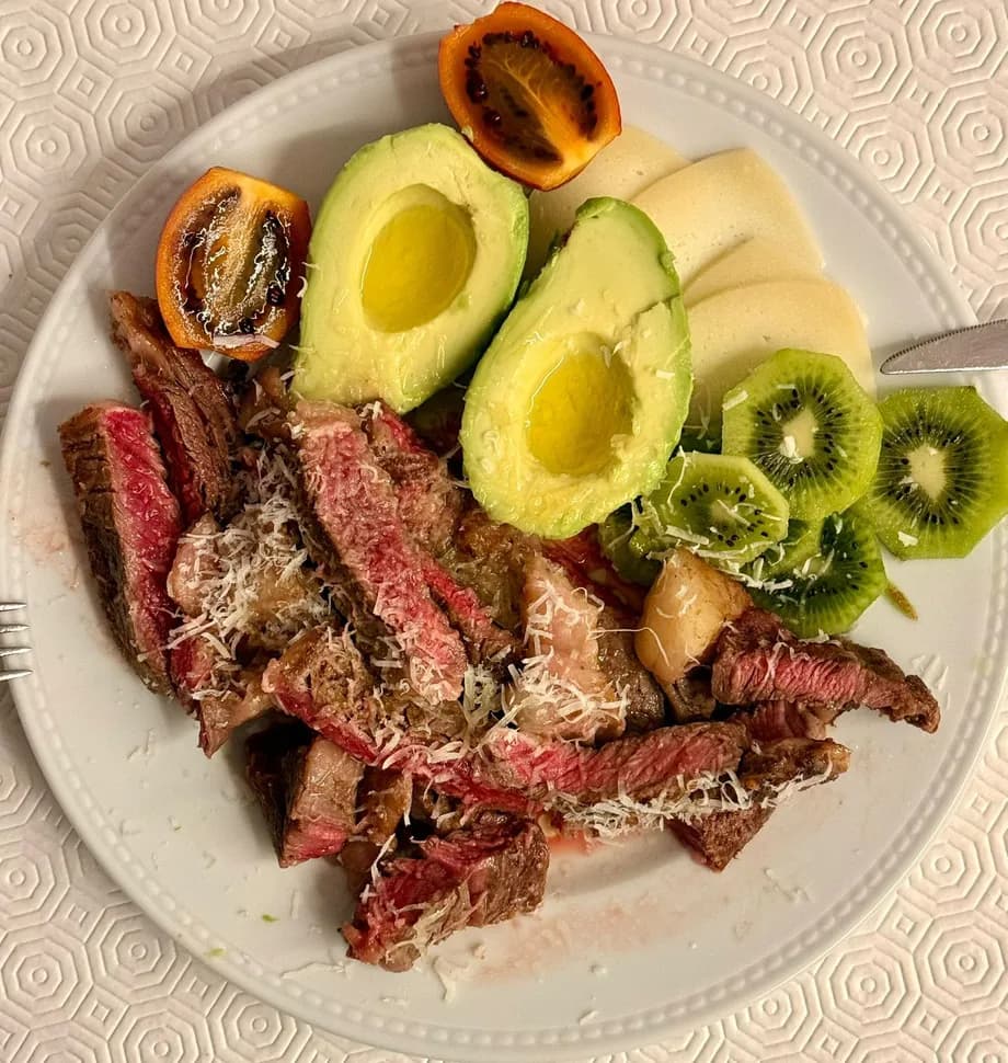 Prato real de membro da Selva: carne, abacate, kiwi e queijo